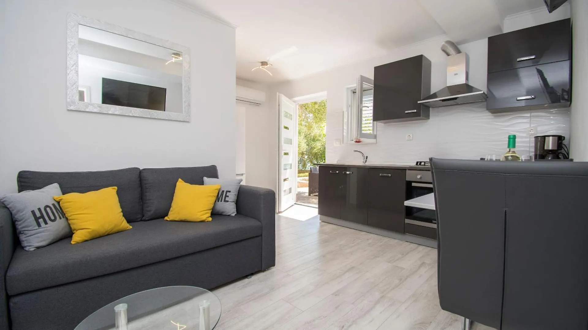 Apartment Ana 0*, Maslenica